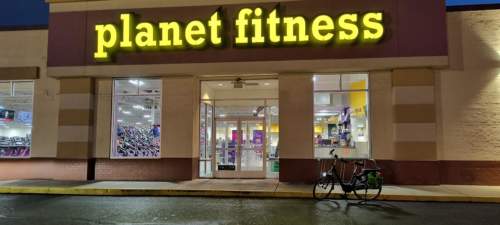 Lots of lunges are going on inside the gym