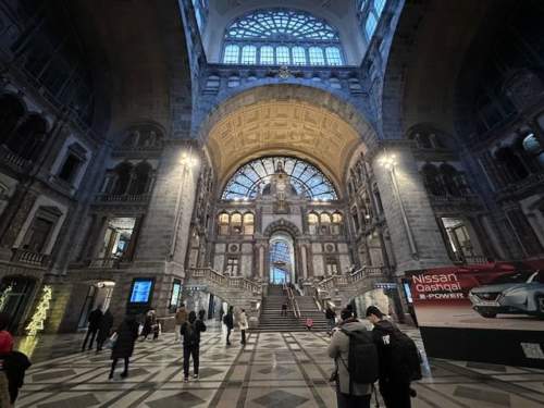 Reception hall, leading to the platforms